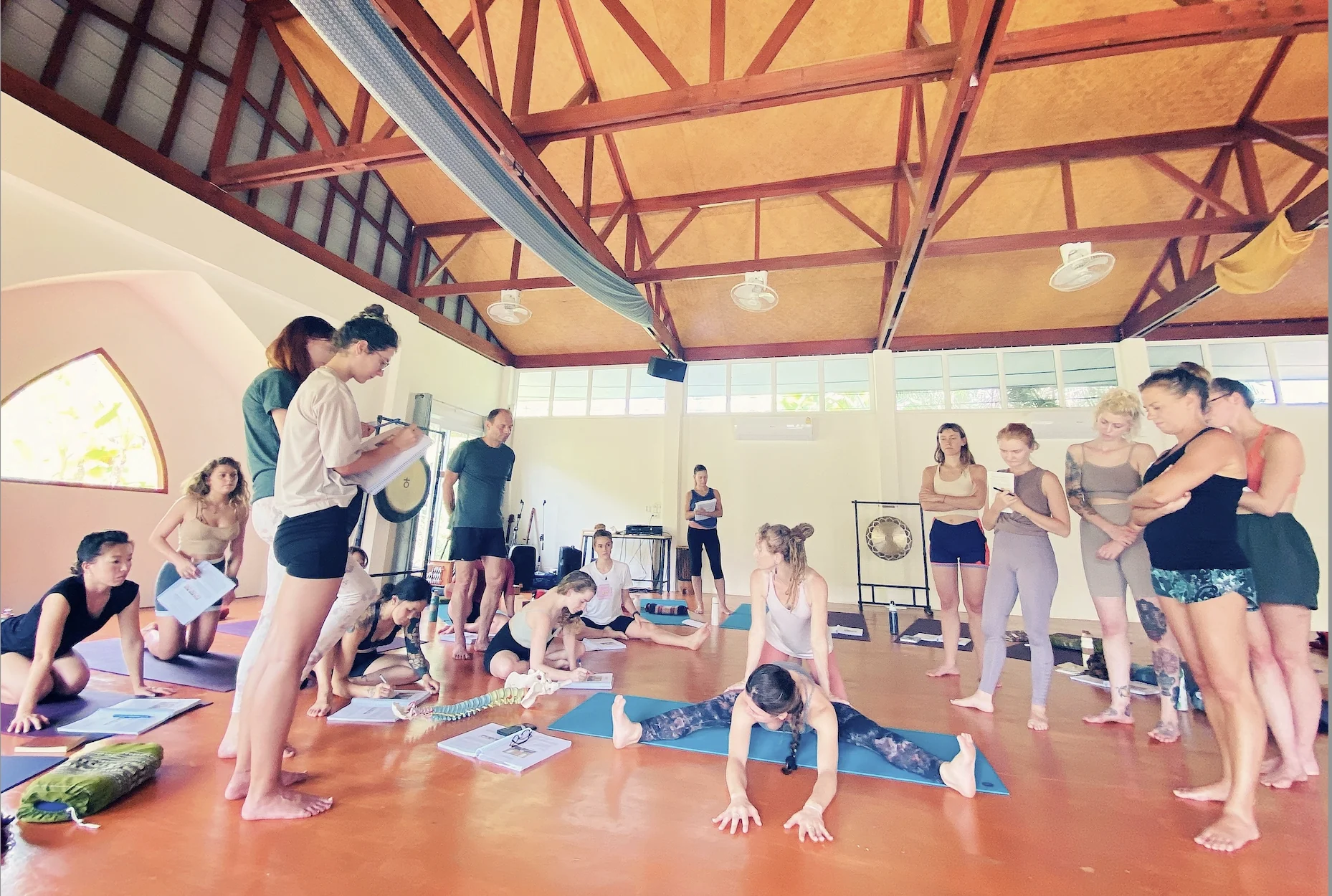 Formación de Profesores de Yoga Holística y Terapia de Sonido de 200 Horas