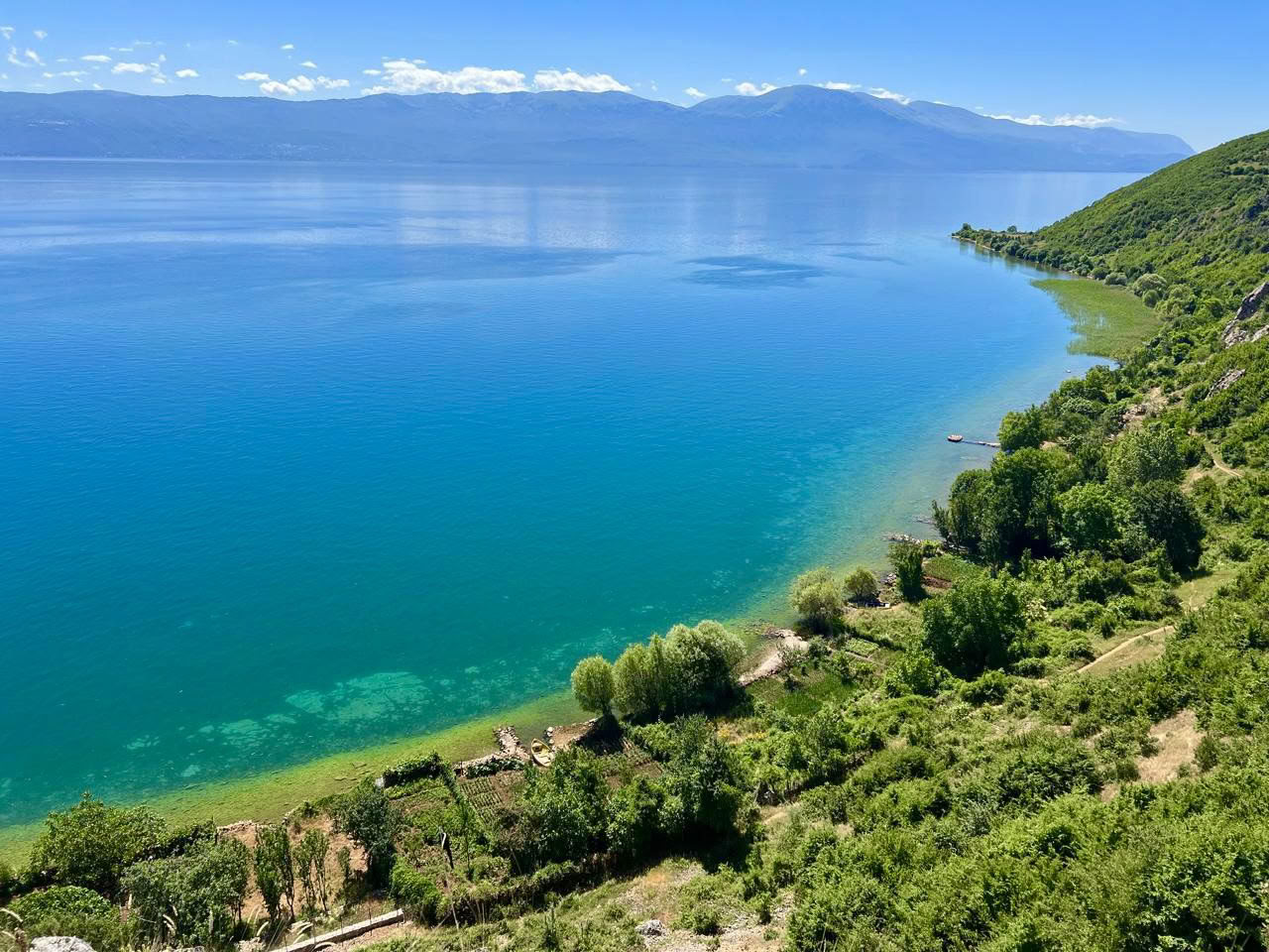 Encuentra tu fuerza: yoga y defensa personal junto al lago Ohrid