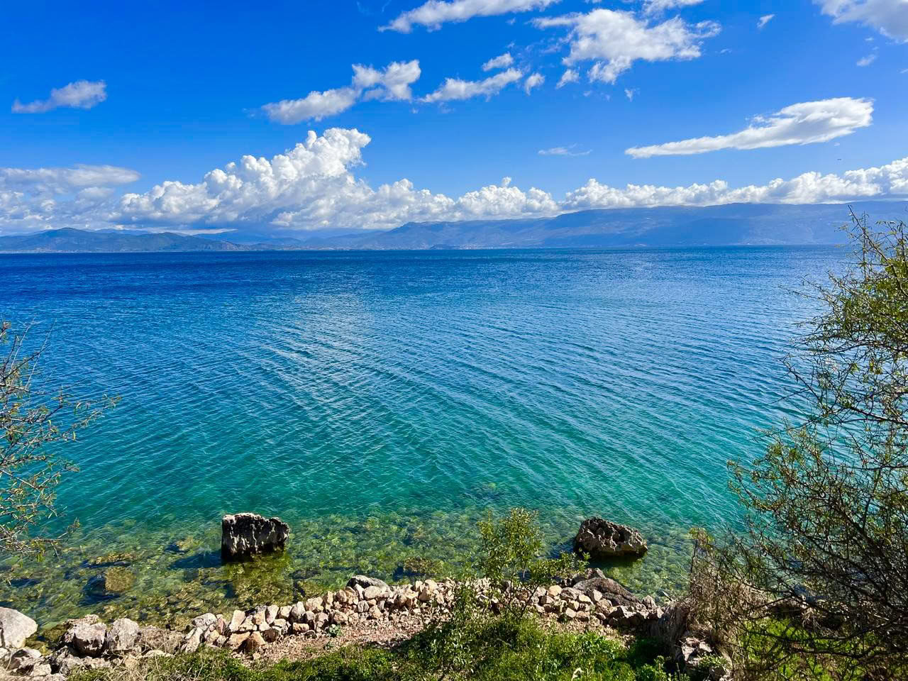 Encuentra tu fuerza: yoga y defensa personal junto al lago Ohrid