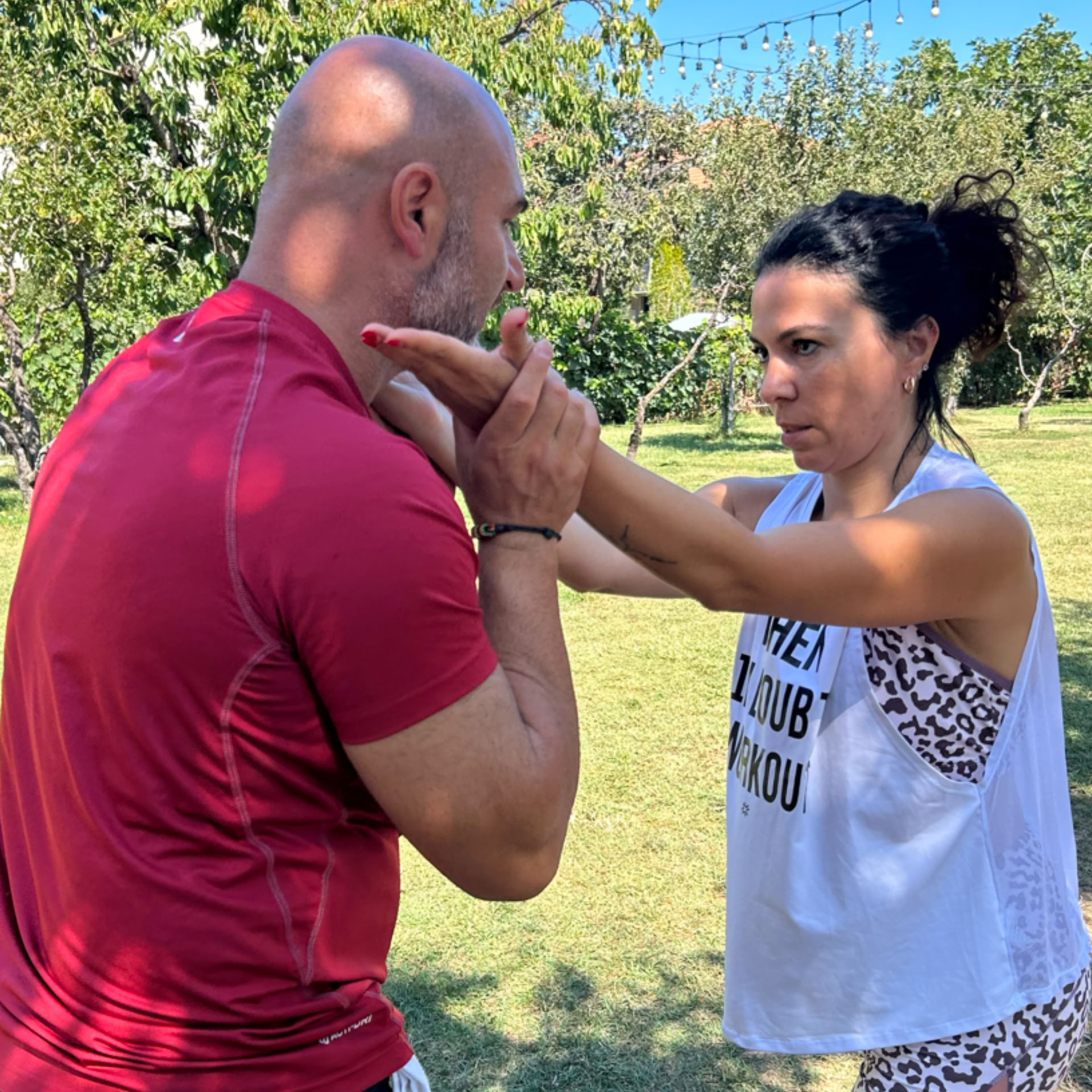 Encuentra tu fuerza: yoga y defensa personal junto al lago Ohrid