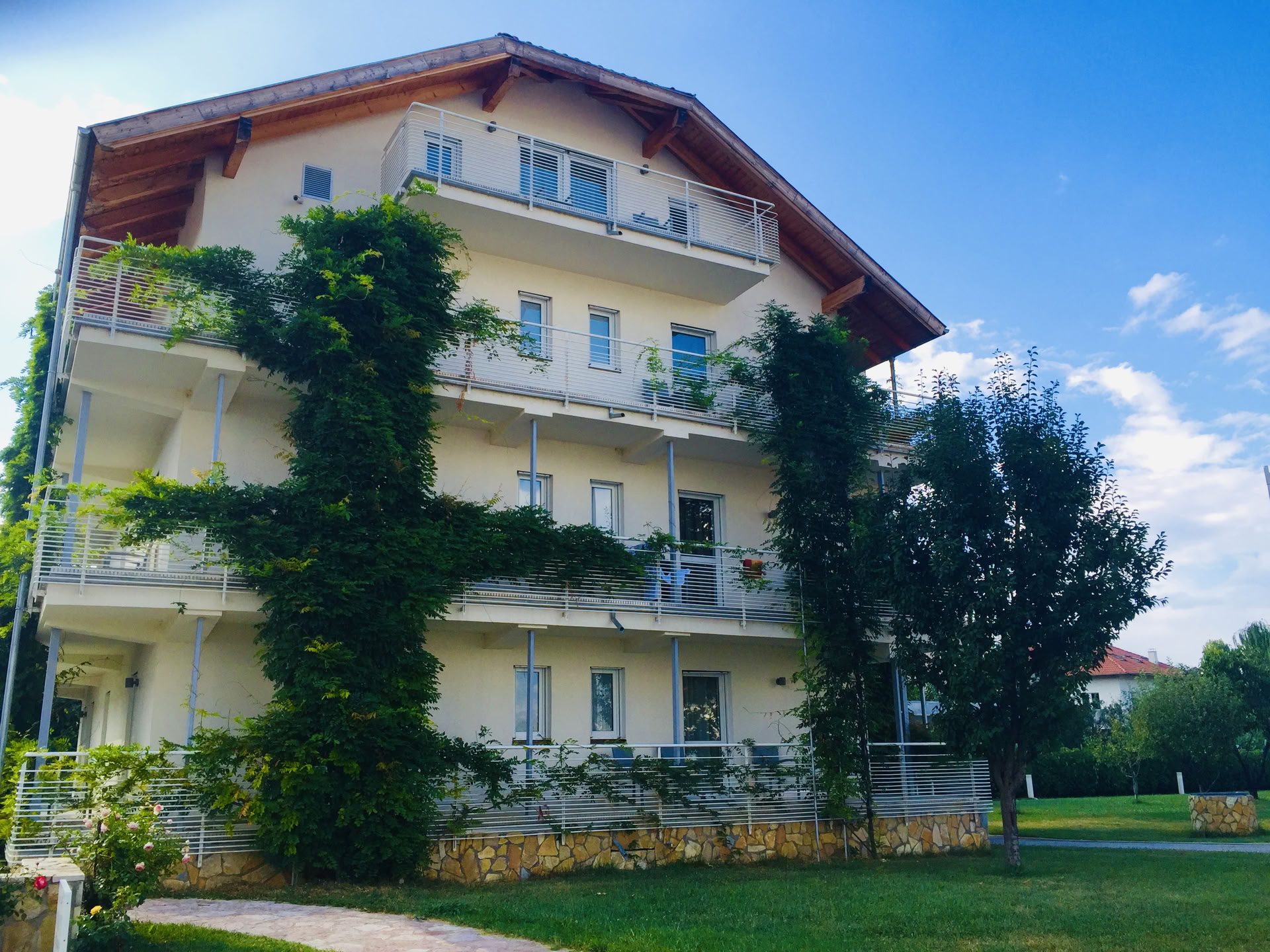 Encuentra tu fuerza: yoga y defensa personal junto al lago Ohrid