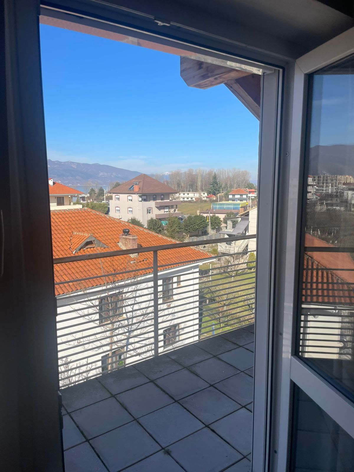 Encuentra tu fuerza: yoga y defensa personal junto al lago Ohrid
