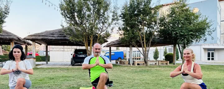 Encuentra tu fuerza: yoga y defensa personal junto al lago Ohrid