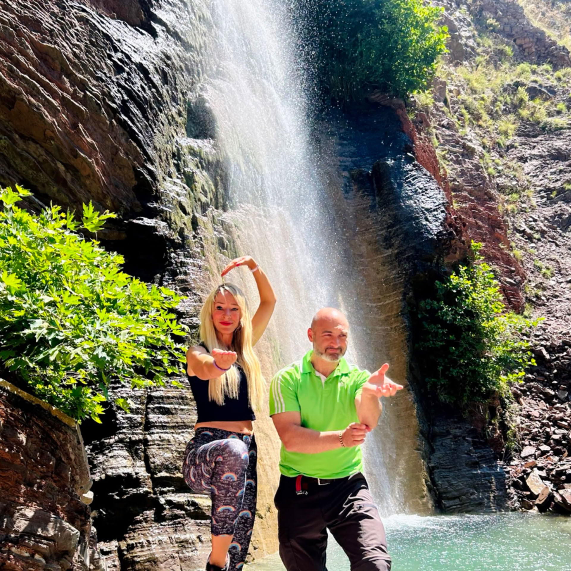 Energía de la cascada: recárgate y reconecta en exuberantes paisajes de montaña