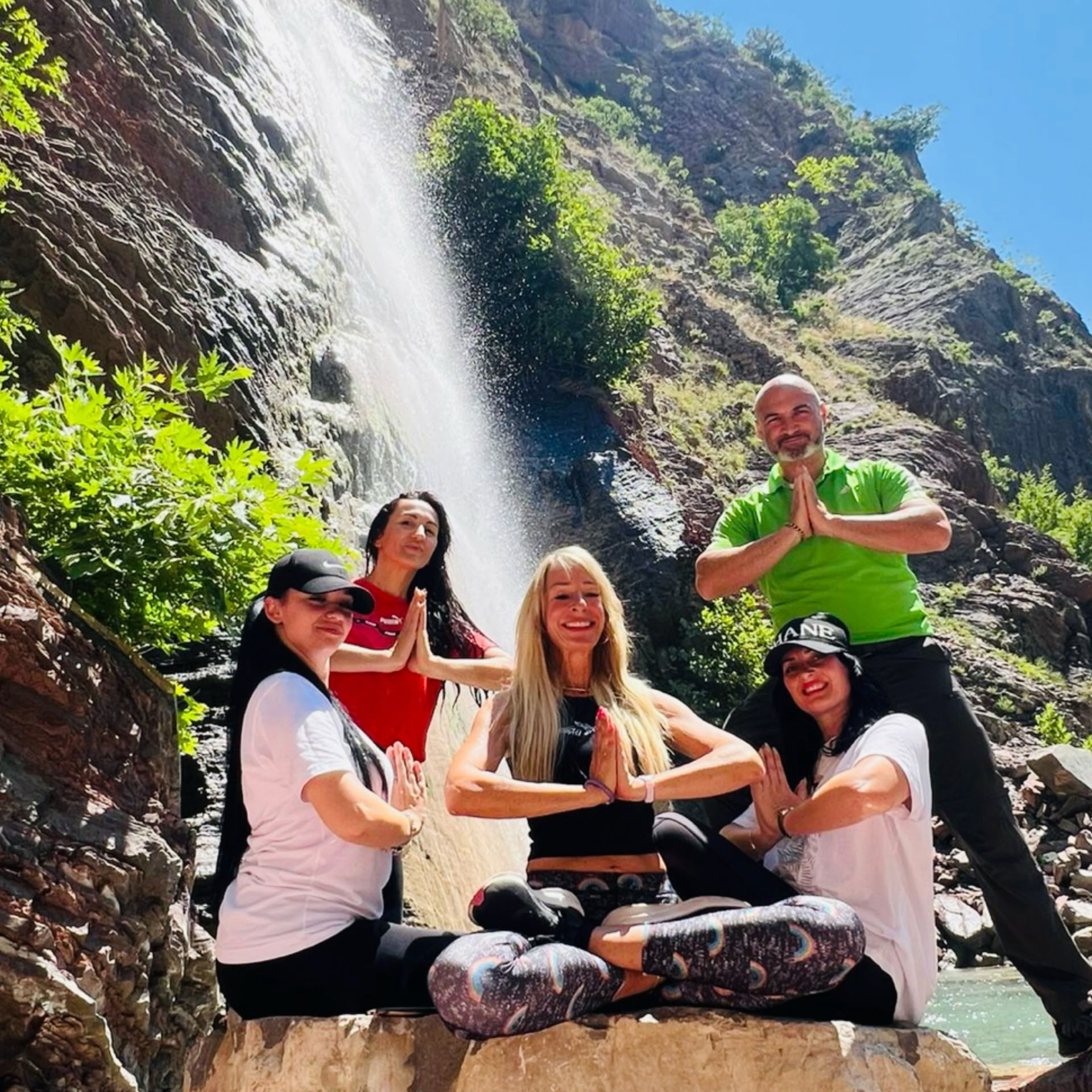 Energía de la cascada: recárgate y reconecta en exuberantes paisajes de montaña