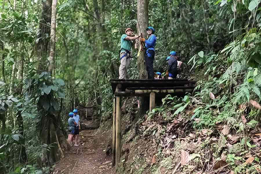 Tirolesa en el río Pacuare