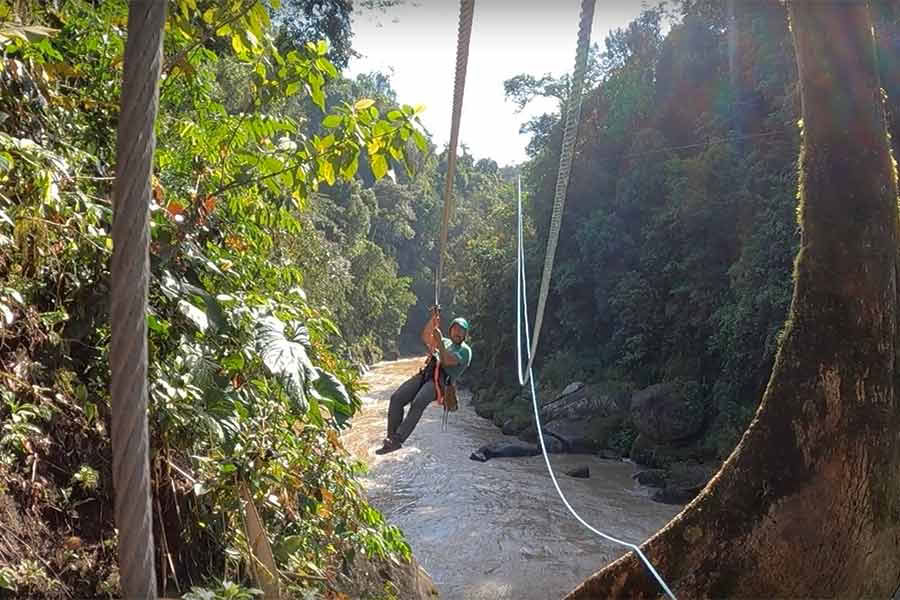 Tirolesa en el río Pacuare