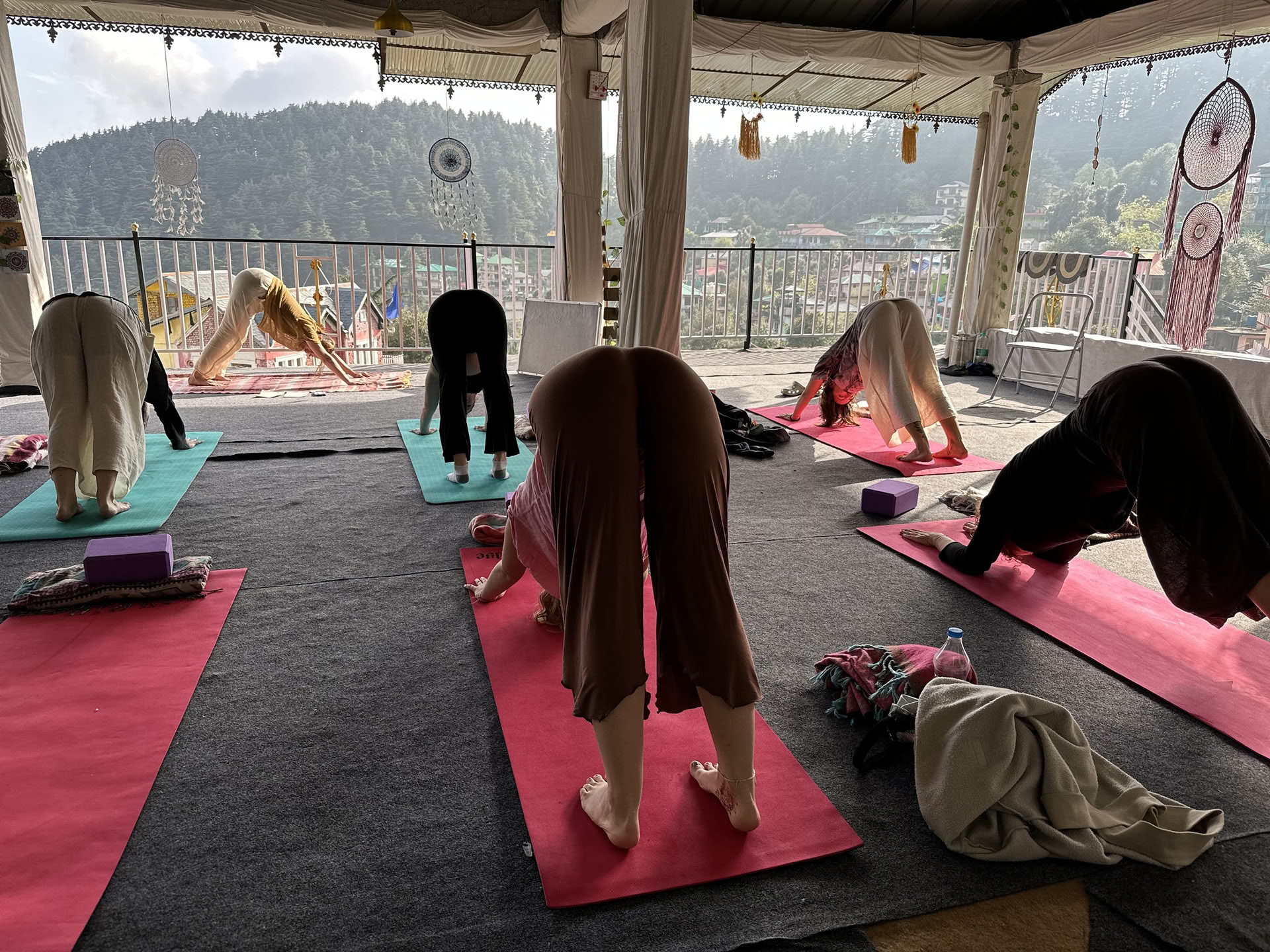 25 días, 200 horas de formación de profesores de yoga Shanti