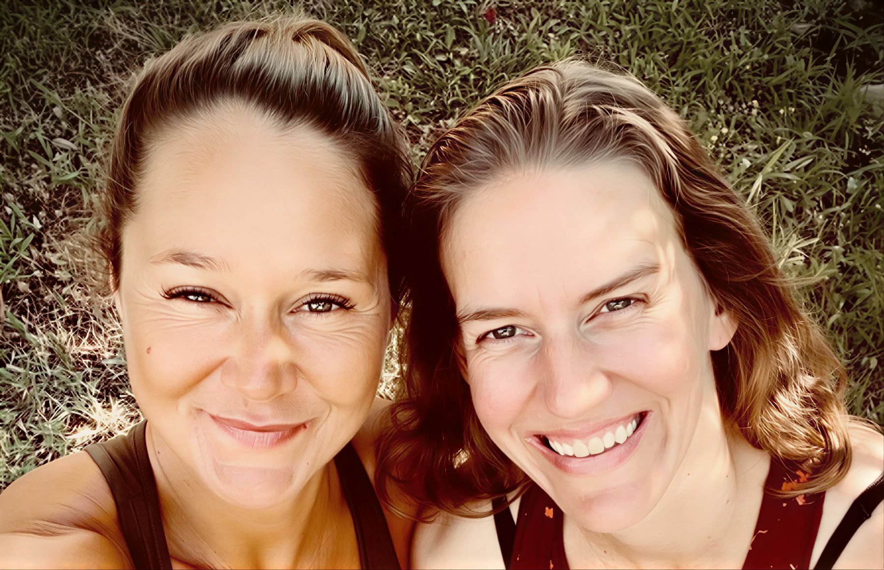 Vinyasa Yoga con Ursina y Marina – Fluyendo hacia el equilibrio — Landguet Ried, Centro para la Vida Consciente | Centro de retiros y casa de talleres