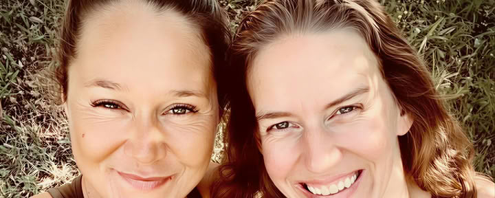 Vinyasa Yoga con Ursina y Marina – Fluyendo hacia el equilibrio — Landguet Ried, Centro para la Vida Consciente | Centro de retiros y casa de talleres