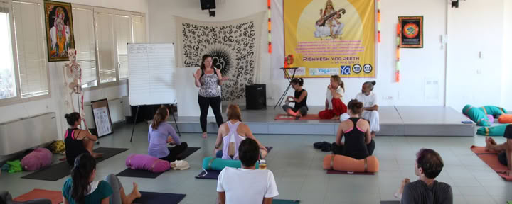 Formación híbrida de profesores de yoga de 200 horas