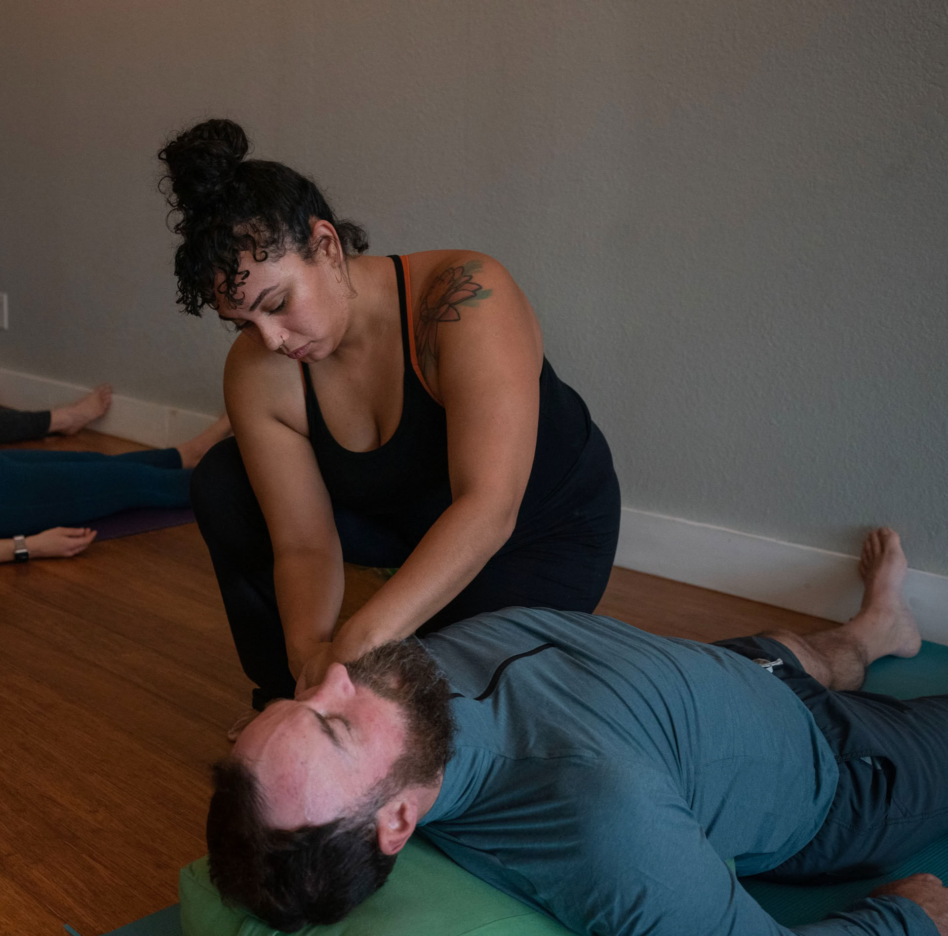 Yoga relajado y flujo suave del martes