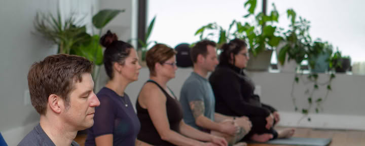 Vinyasa Yoga los lunes a las 6 p. m.