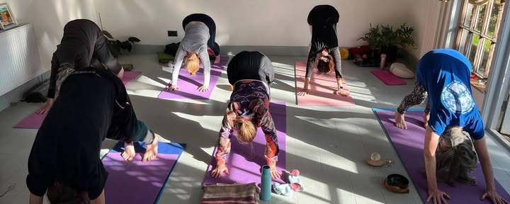 Retiro de yoga de otoño dorado