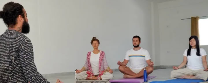Formación de profesores de yoga de 100 horas en Rishikesh