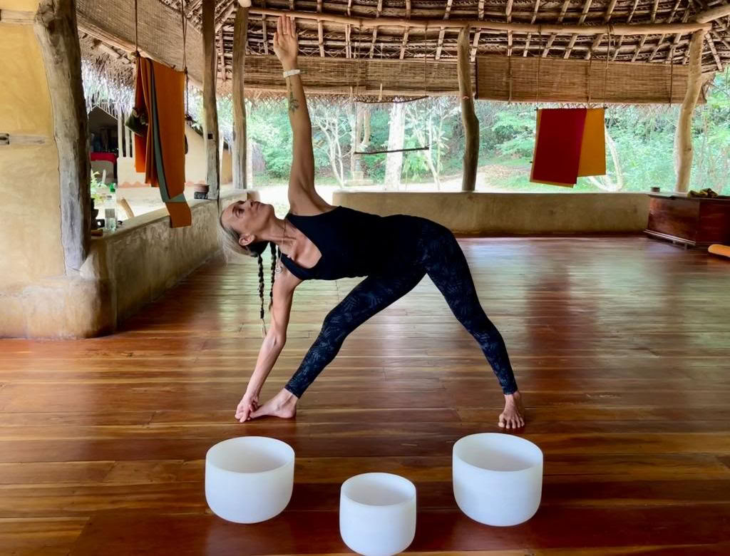 Florentina Lam-Clark - Yoga rejuvenador y sanación con sonido