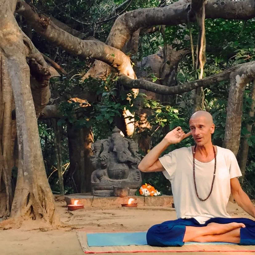 James de Maria - Flujo de Yoga Consciente