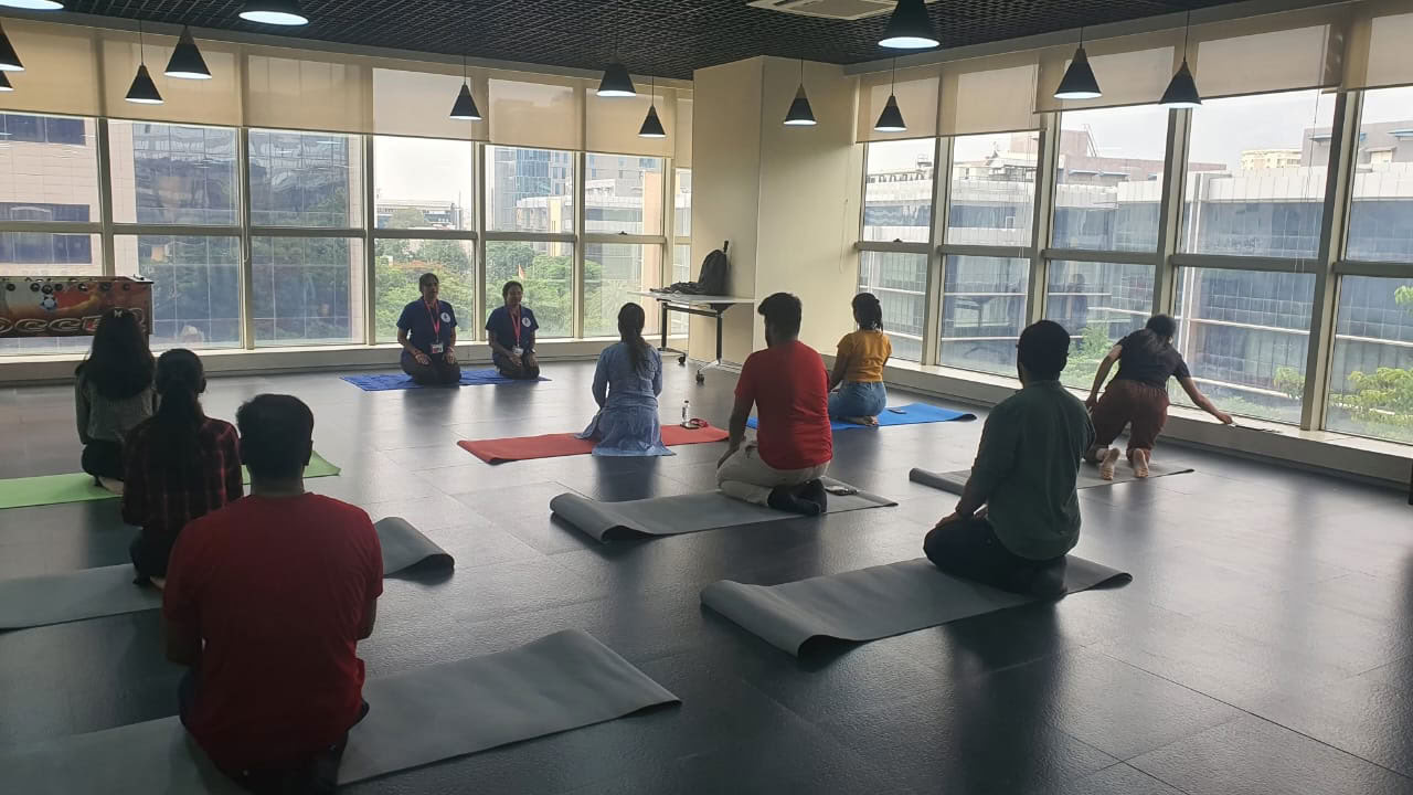 Taller de medio día sobre dolores y molestias en personas que trabajan en oficina