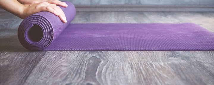¡Yoga de viernes para grupos pequeños!