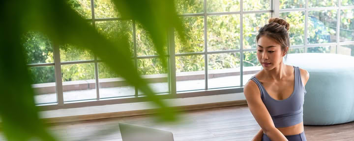 Curso híbrido de formación de profesores de yoga Vinyasa Flow de 300 horas