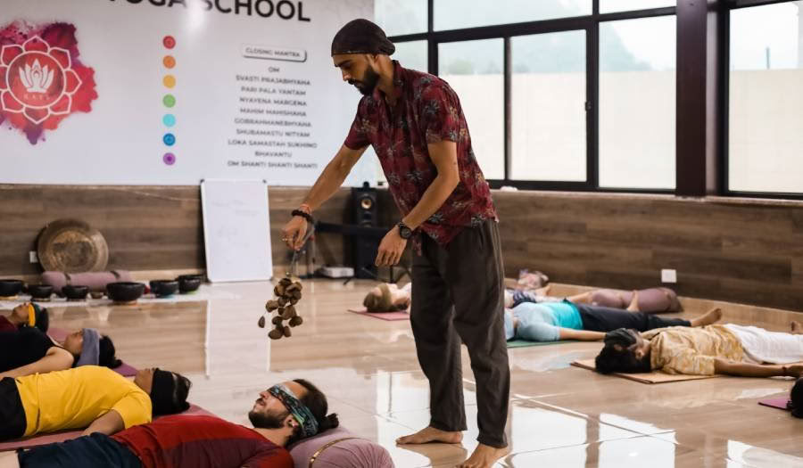 Curso de formación de profesores en sanación con sonido de 100 horas en Rishikesh