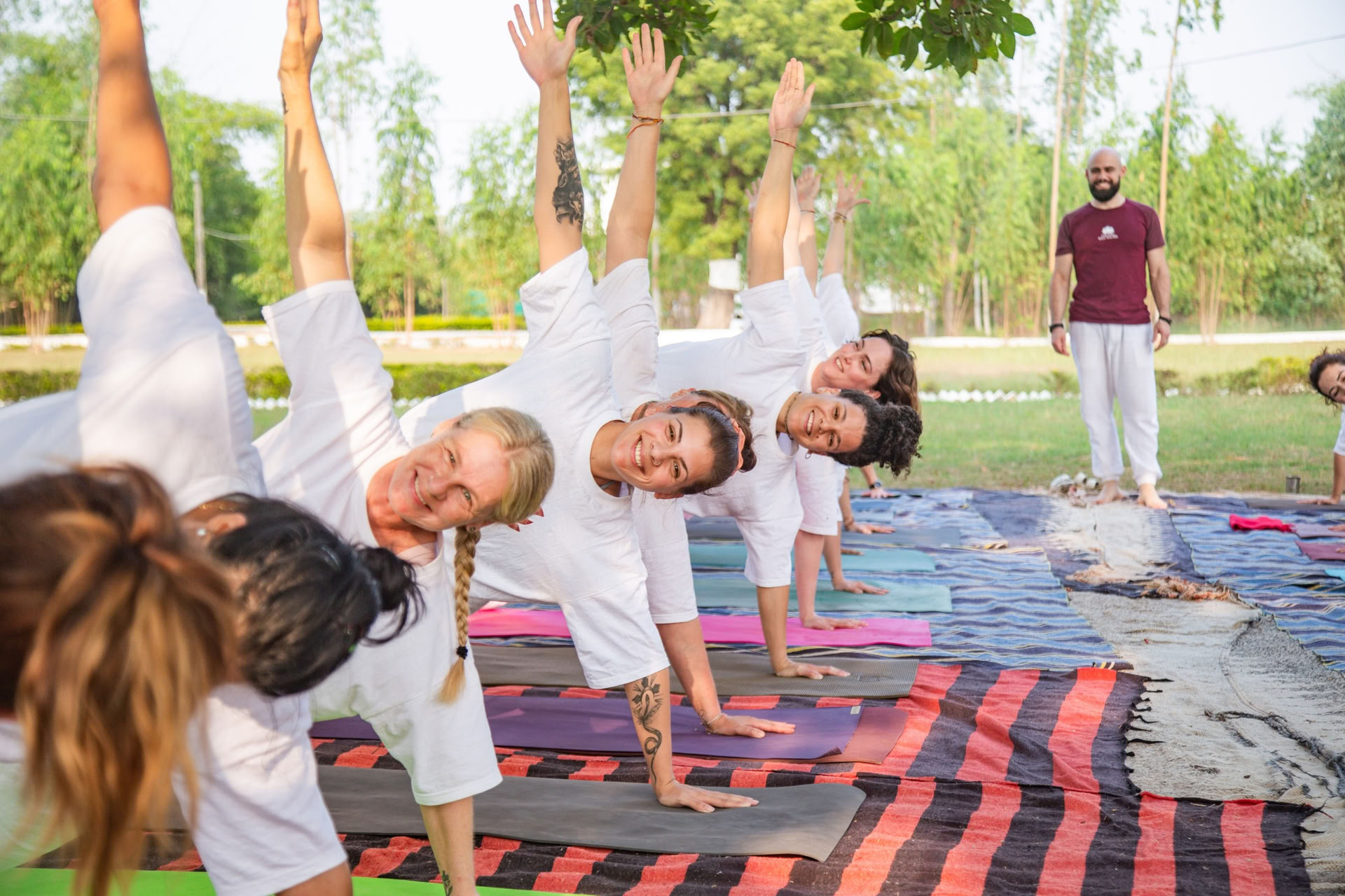 Crea una base sólida: Certificación de yoga de 200 horas en la India, 2026