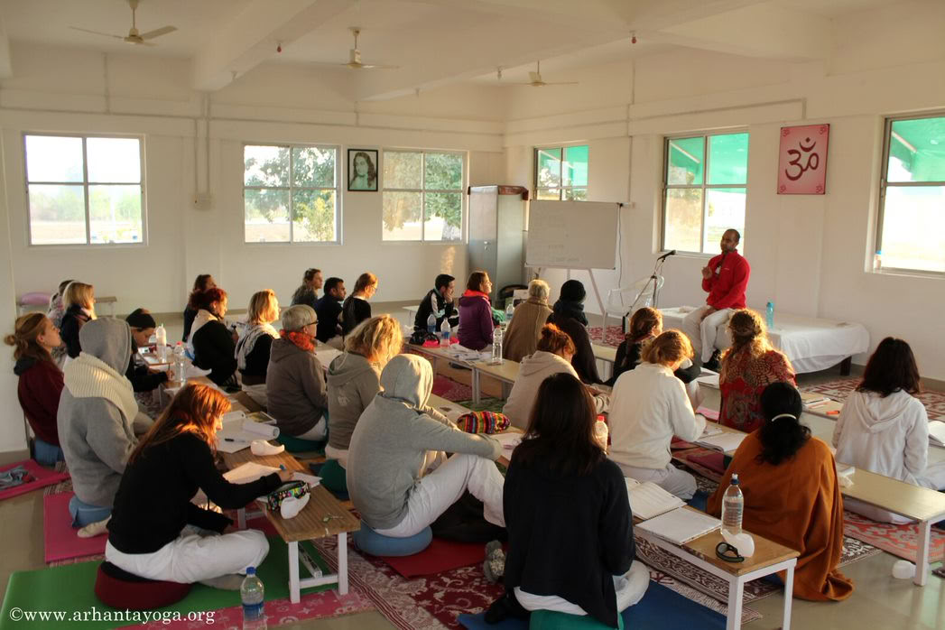 Crea una base sólida: Certificación de yoga de 200 horas en la India, 2026