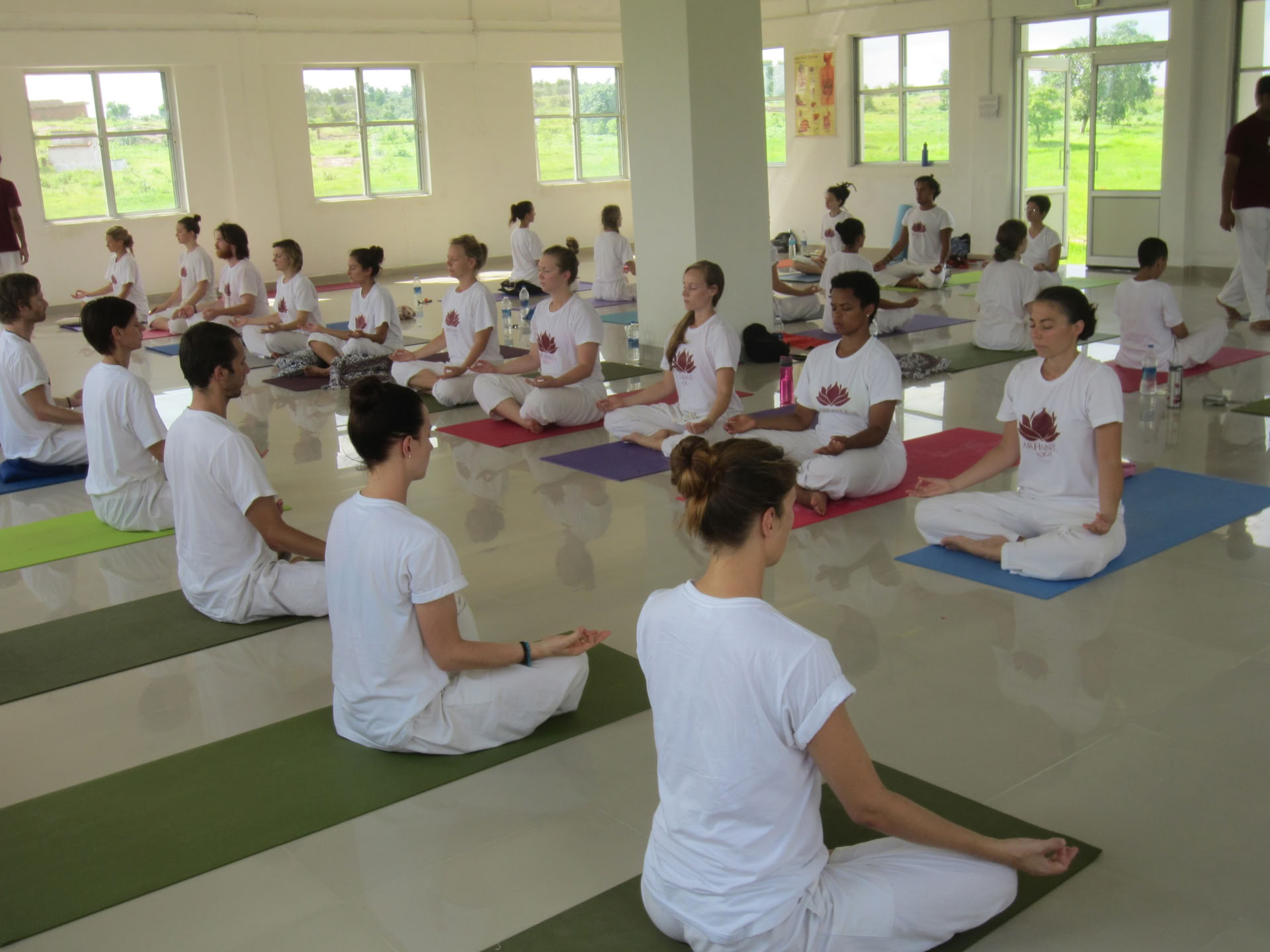 Crea una base sólida: Certificación de yoga de 200 horas en la India, 2026