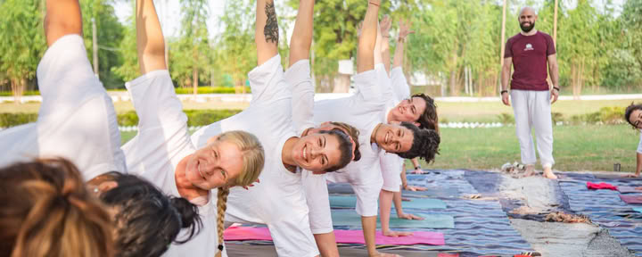 Crea una base sólida: Certificación de yoga de 200 horas en la India, 2026