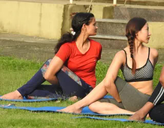 Formación de profesores de yoga con sanación sonora en Rishikesh