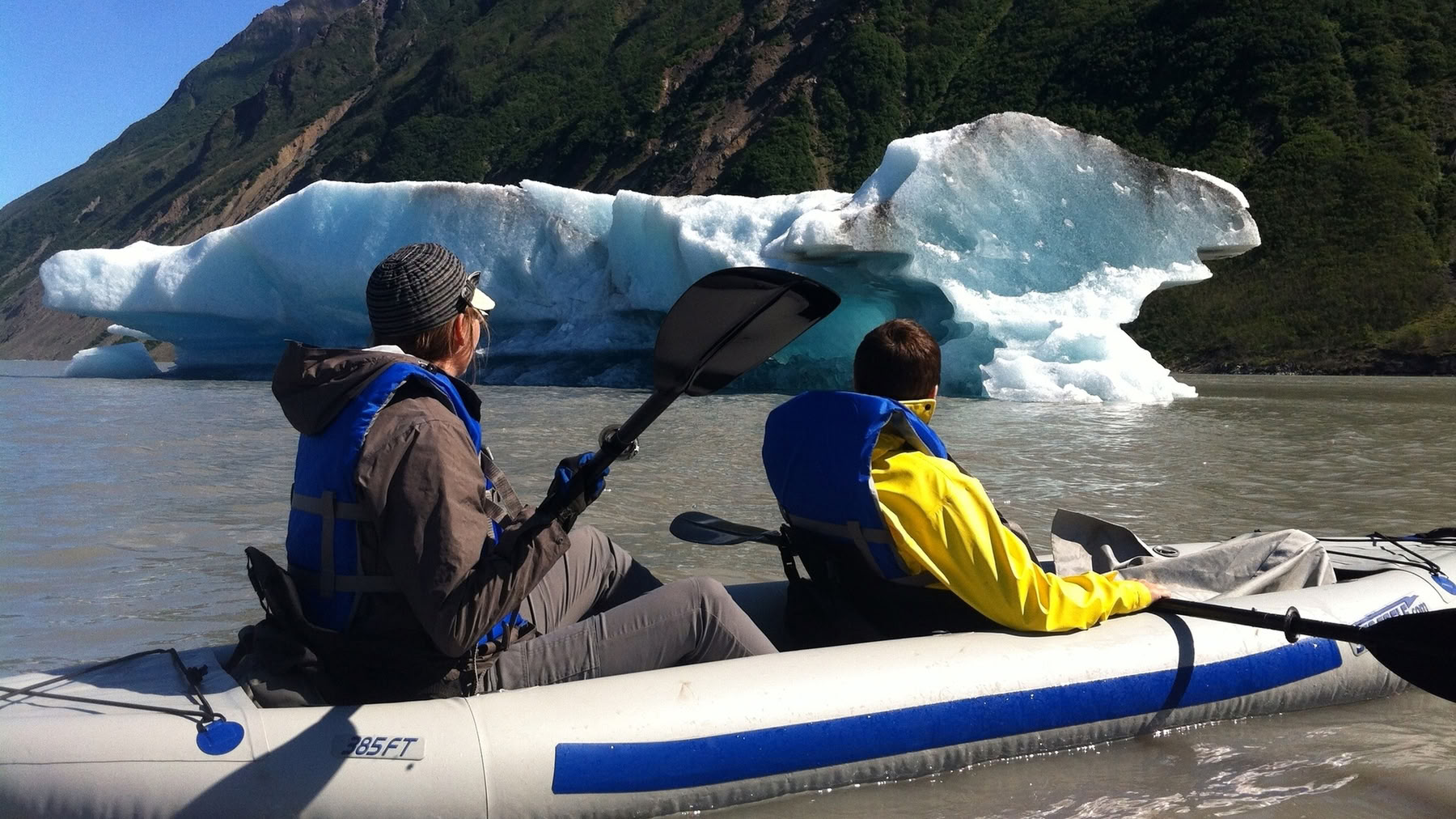 Kayak en lago glaciar