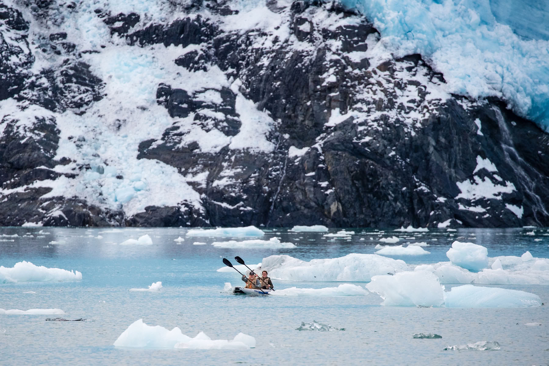 Kayak en lago glaciar