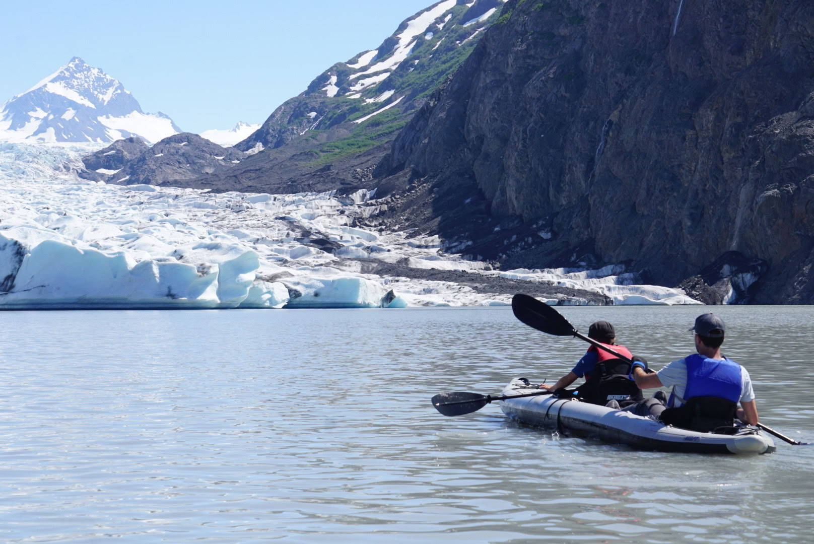 Kayak en lago glaciar