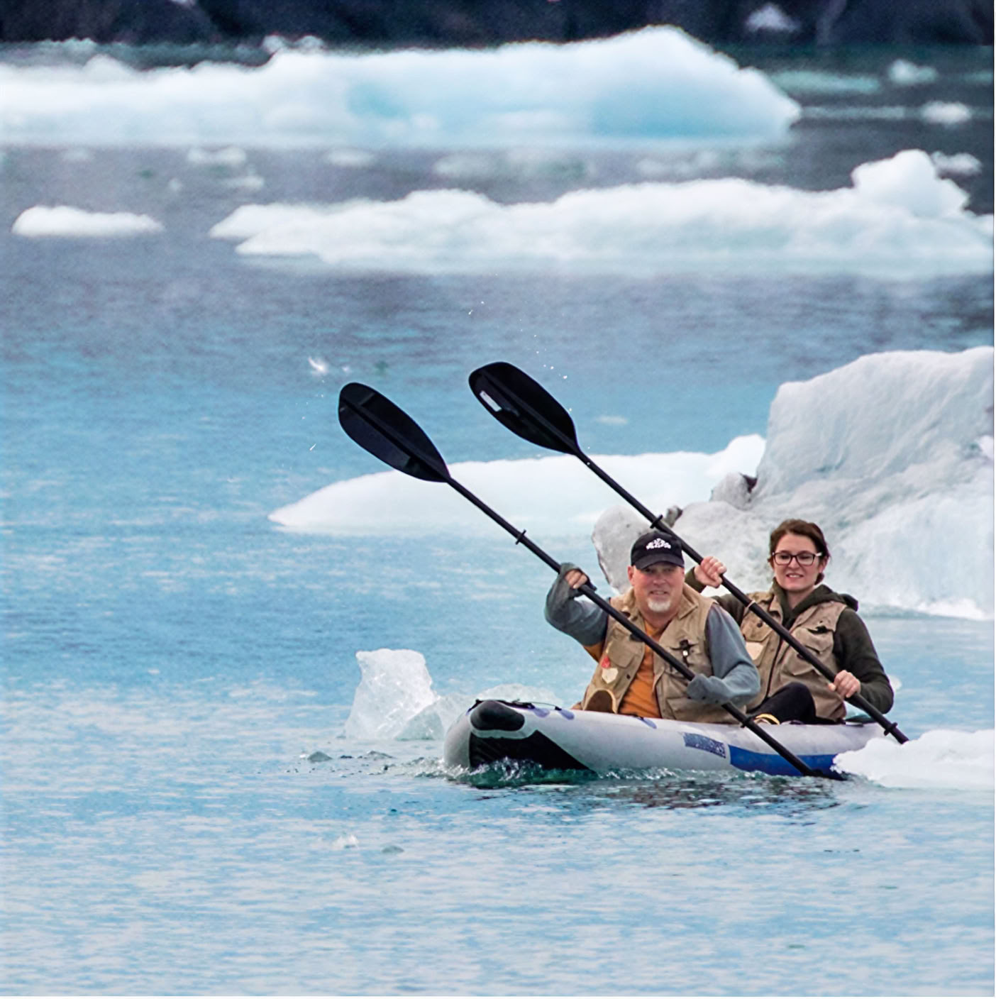 Kayak en lago glaciar