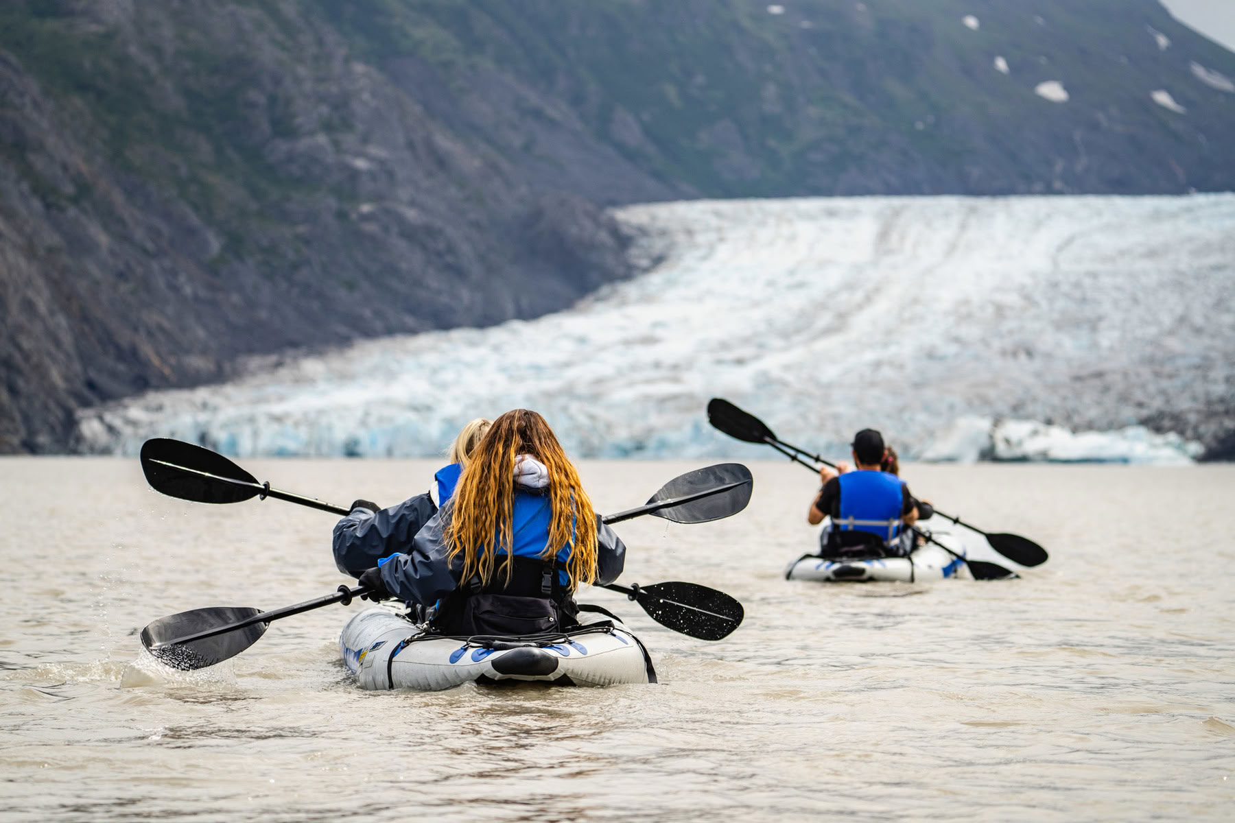 Kayak en lago glaciar