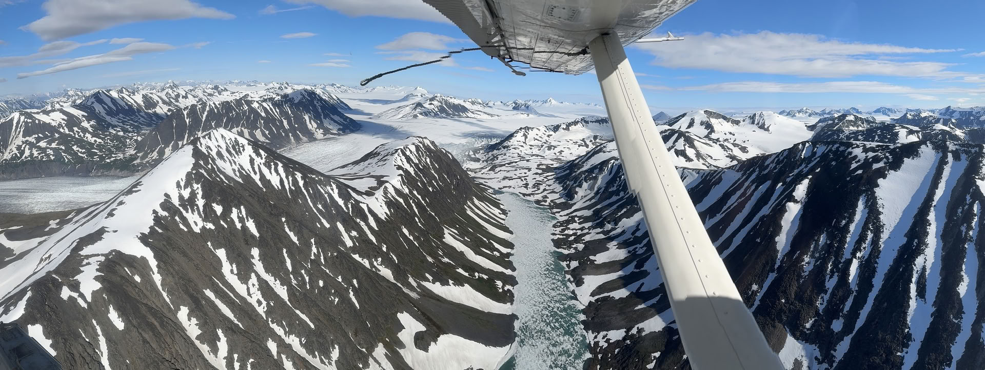 Búsqueda de oro y vuelo sobre el glaciar