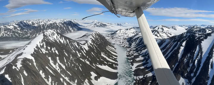 Búsqueda de oro y vuelo sobre el glaciar