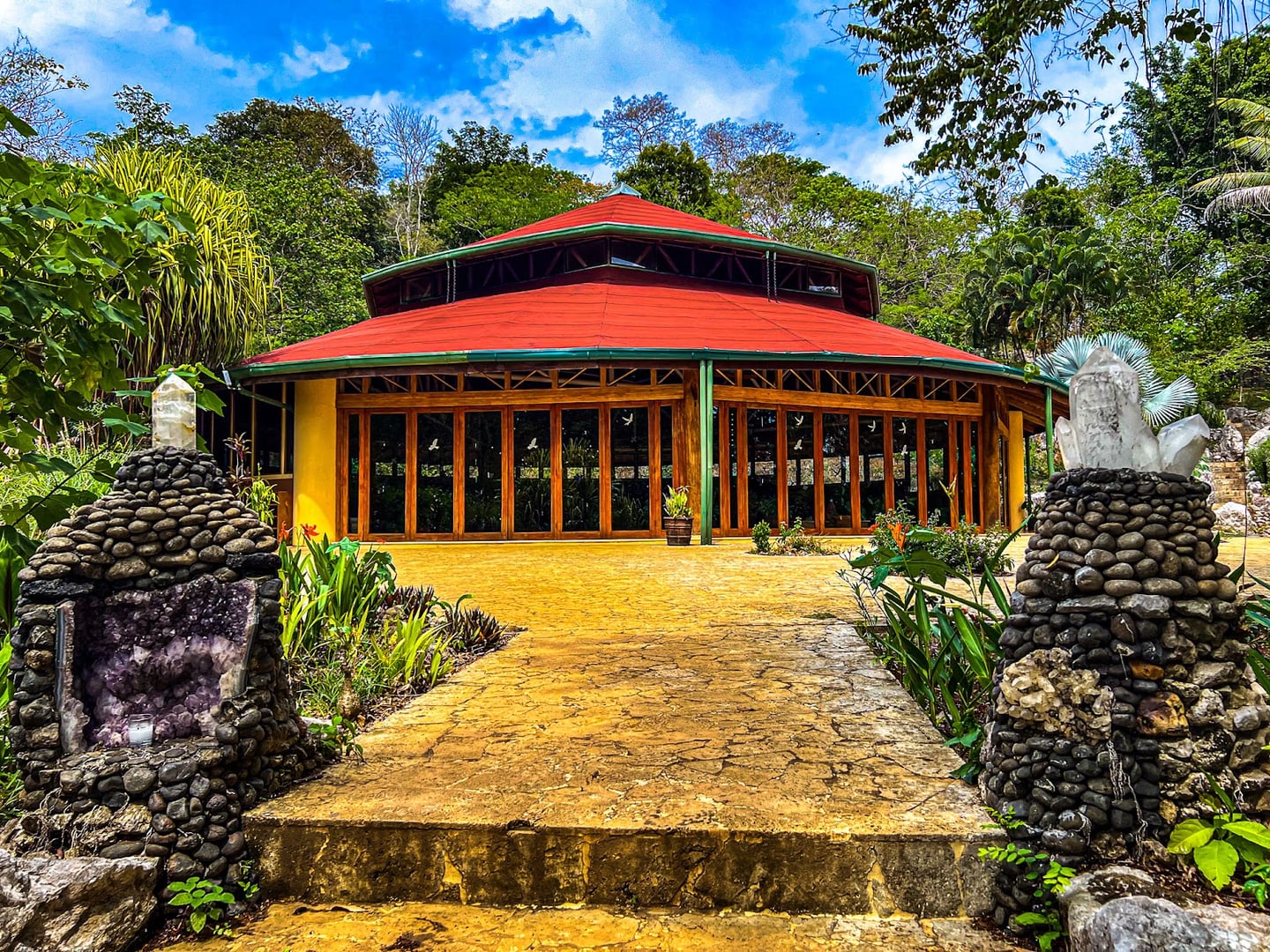 PachaMama Eco Village & Centro de Retiro