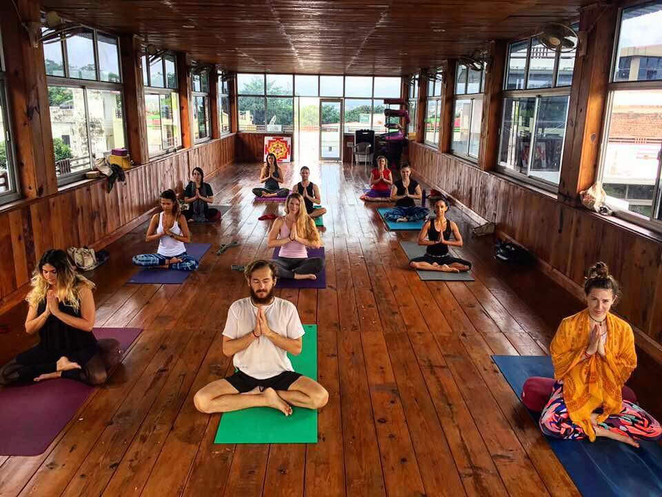 Rishikul Yogshala Rishikesh - Formación de profesores de yoga en Rishikesh, India