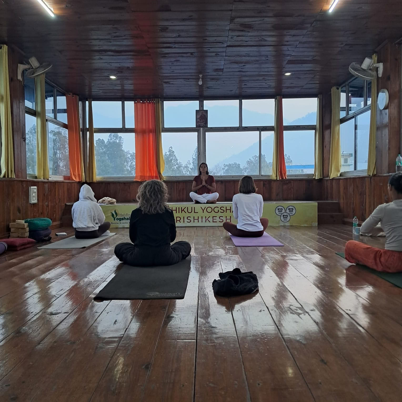 Rishikul Yogshala Rishikesh - Formación de profesores de yoga en Rishikesh, India