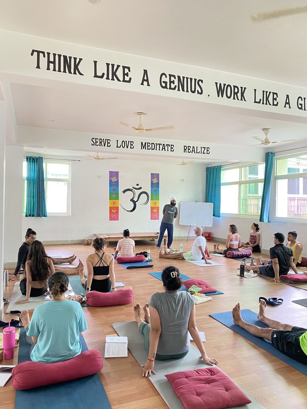 Rishikul Yogshala Rishikesh - Formación de profesores de yoga en Rishikesh, India