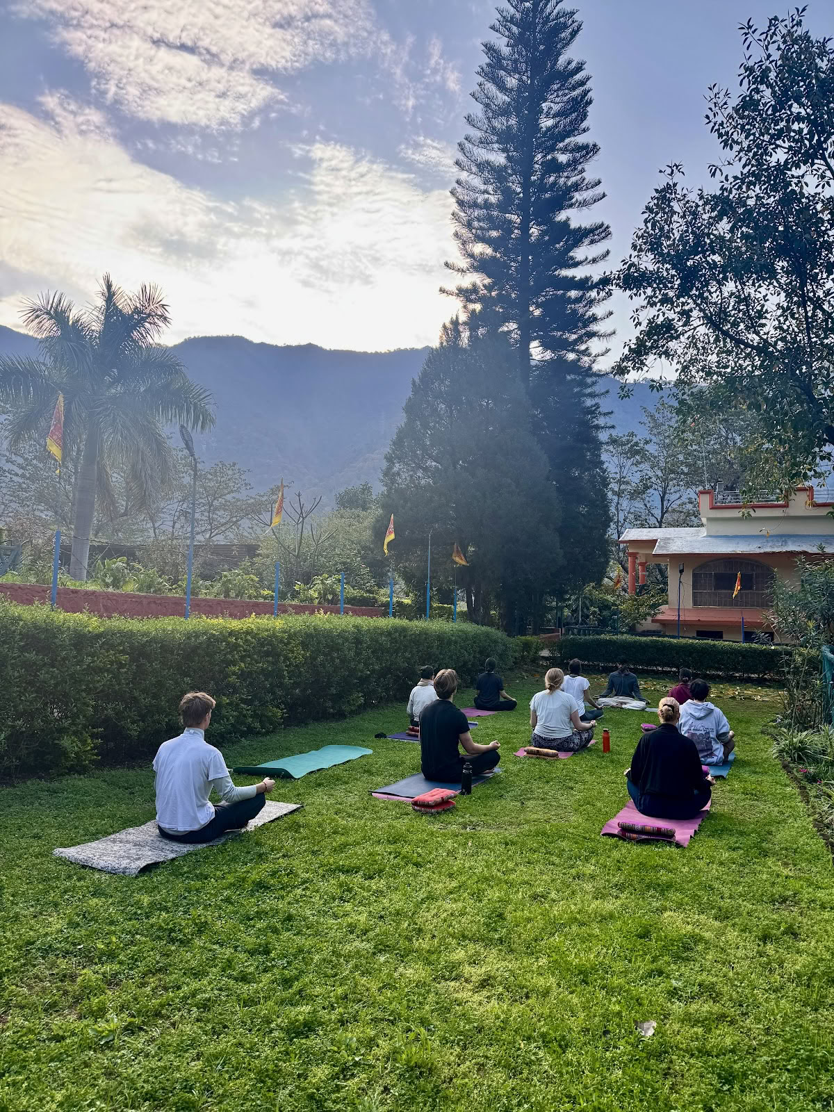 Abhyasa Yogmath | Ashram tradicional de yoga y meditación en Rishikesh, India