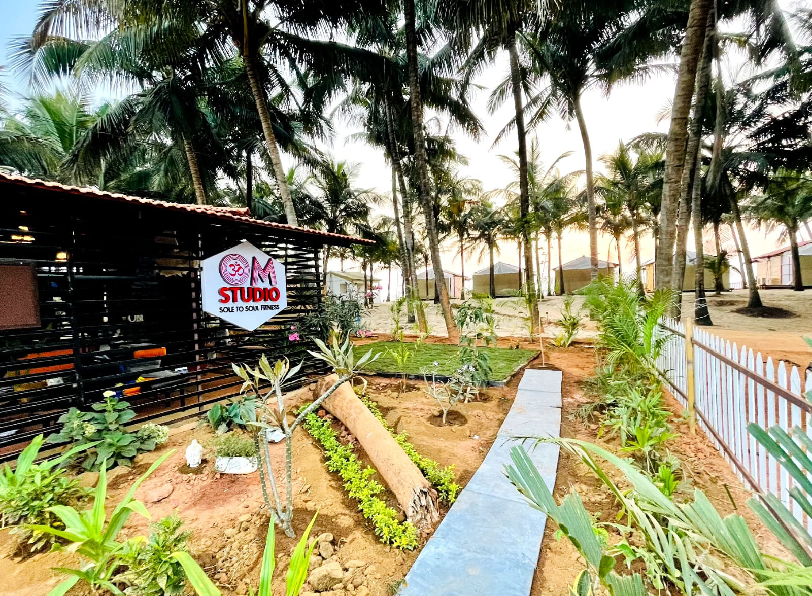 OM Studio Agonda - Yoga Aéreo y Sanación con Sonido en Goa