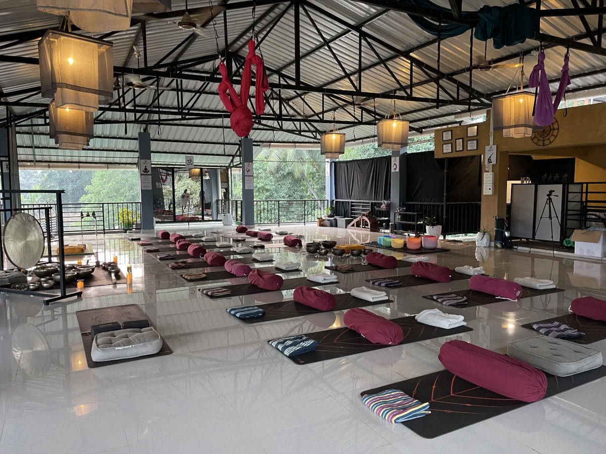 OM Studio Agonda - Yoga Aéreo y Sanación con Sonido en Goa
