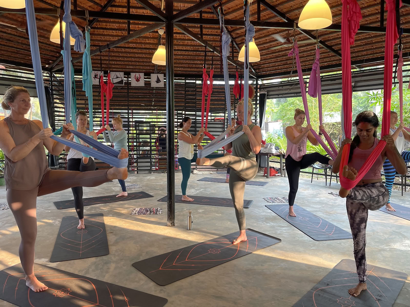 OM Studio Agonda - Yoga Aéreo y Sanación con Sonido en Goa