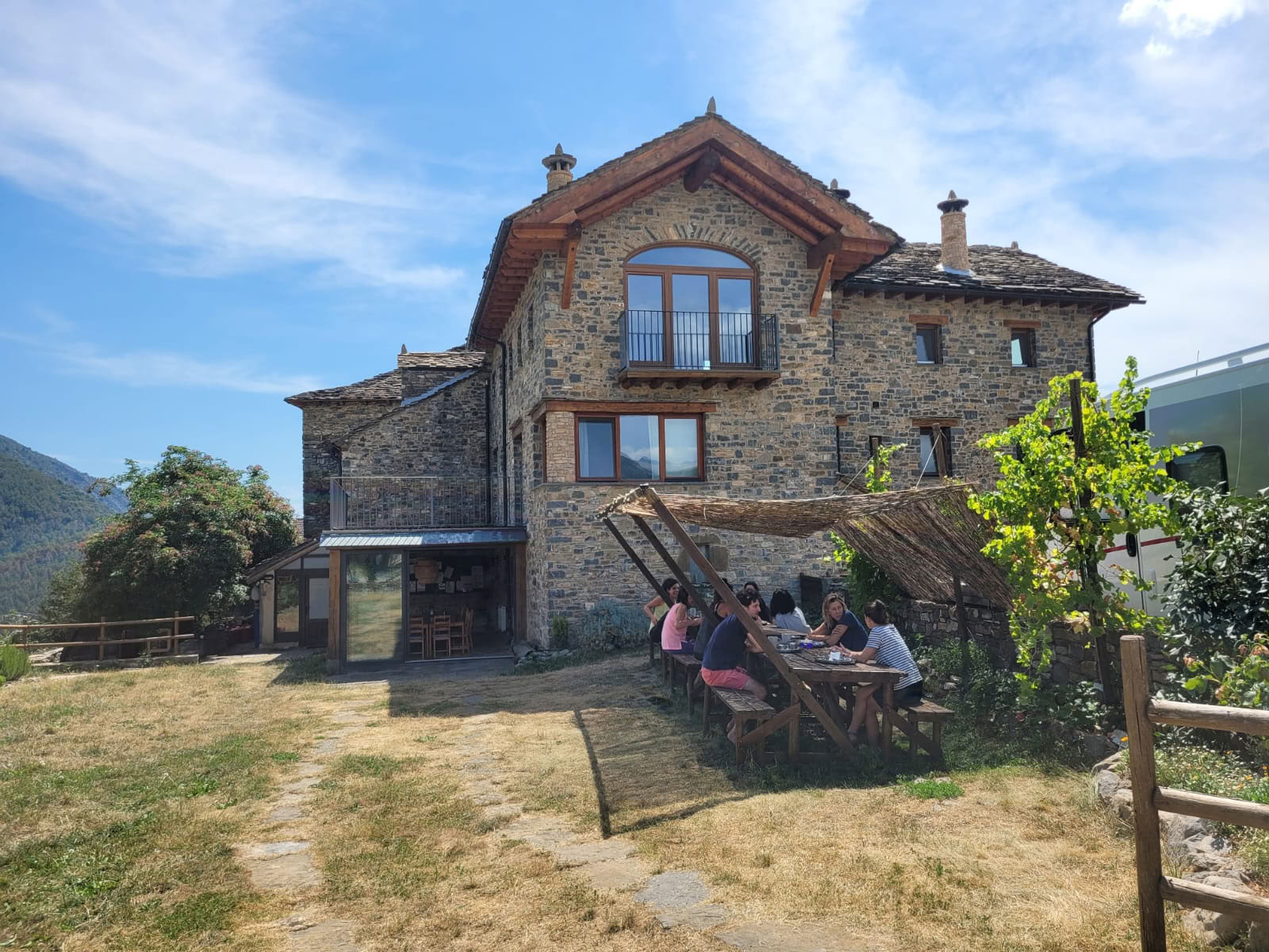 Casa Cuadrau: Yoga, Arte y Naturaleza en los Pirineos