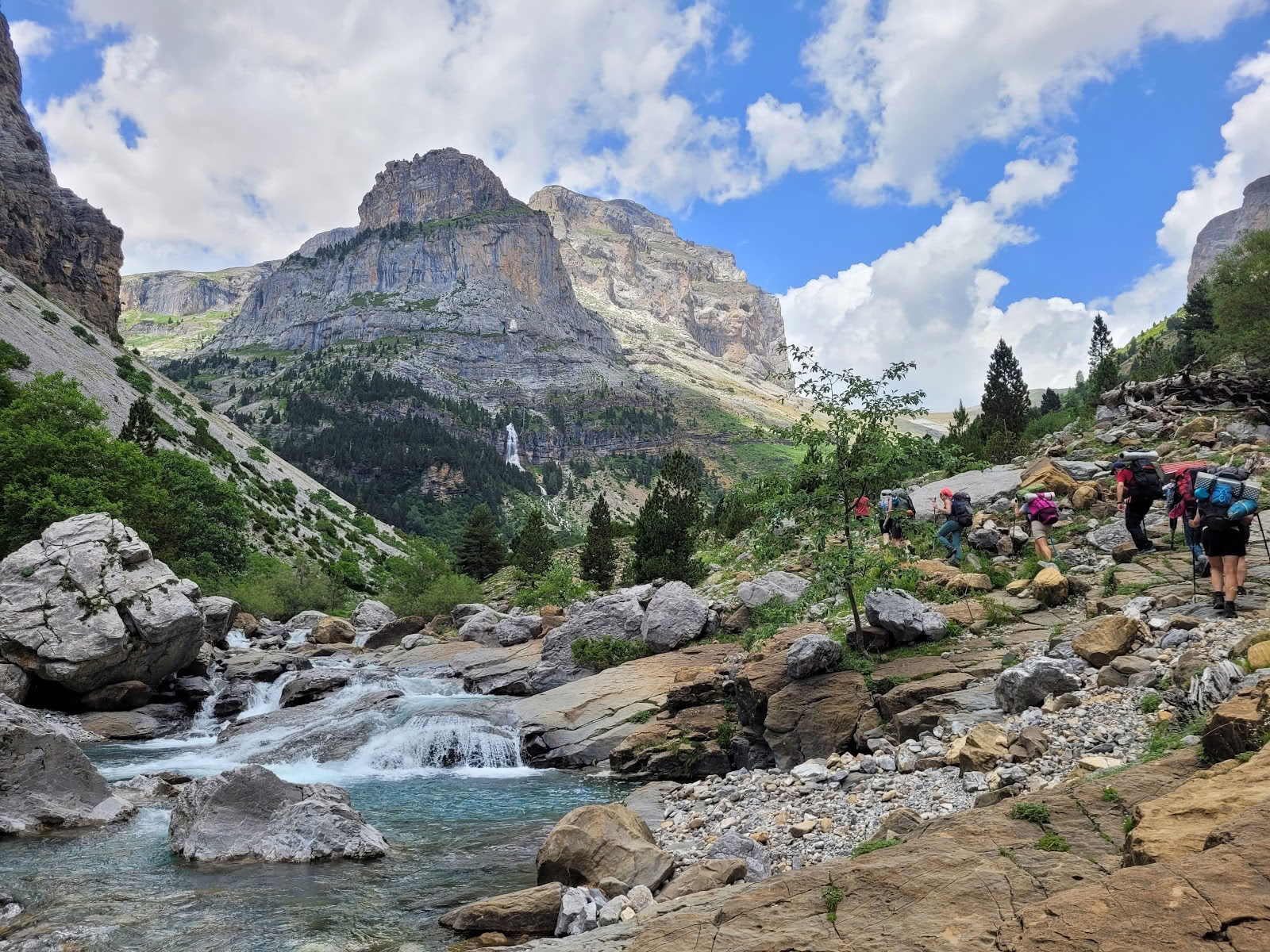 Casa Cuadrau: Yoga, Arte y Naturaleza en los Pirineos