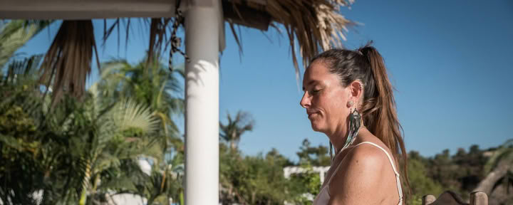 Masaje de terapia de bienestar craneal con Aimee