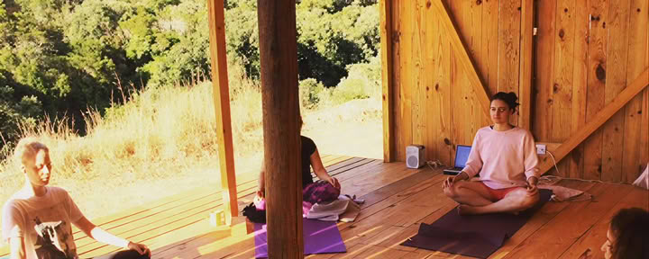 Yoga oceánico y trabajo corporal holístico y terapia somática, retiros transformadores, Portugal, Aljezur, Algarve