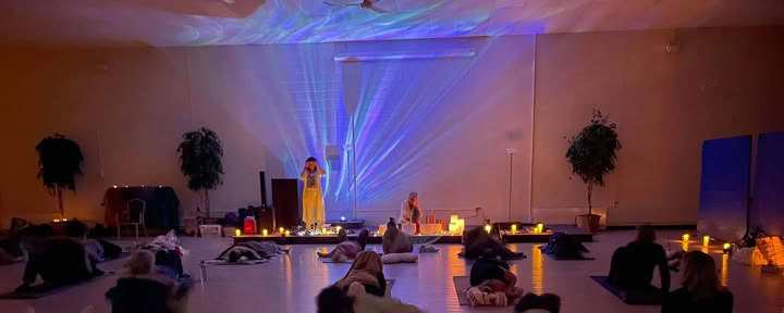 Reiki sobre la roca, maestro/a de Reiki, maestro/a de Reiki